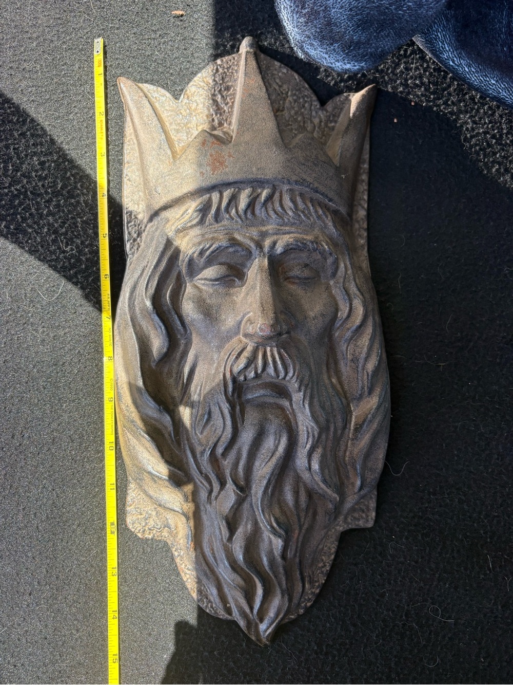 Medieval style kings head cast iron decor
